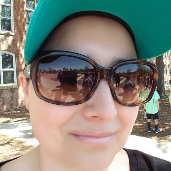 Meet your Posher, Julie - Picture 1 of 1